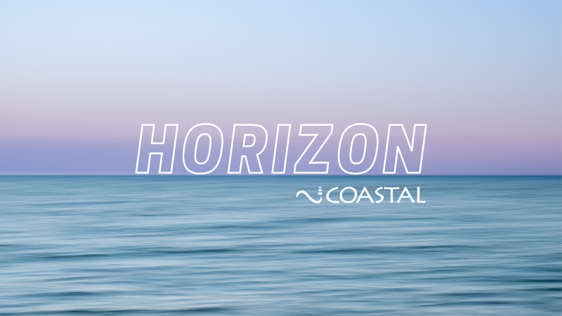 Golygfa o Horizon gyda geiriad Horizon a logo Coastal