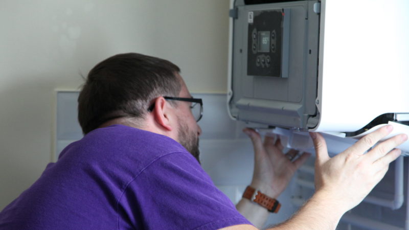 Gas safety engineer carrying out a safety check.