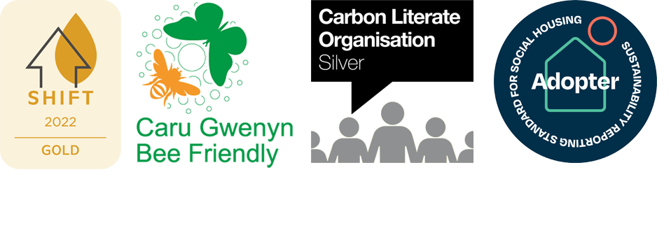 Logos partneriaid cynaliadwyedd: Shift (aur); Caru Gwenyn; Sefydliad Carbon-Llythrennog (Arian); Safon Adrodd ar Gynaliadwyedd ar gyfer Tai Cymdeithasol (Mabwysiadwr)